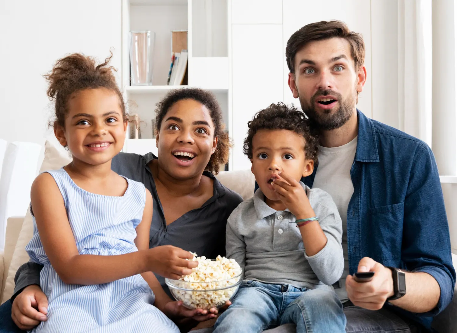 Famille en Belgique testant gratuitement un IPTV premium au salon